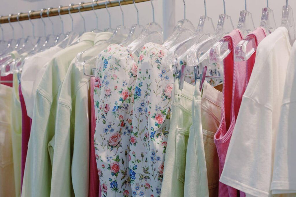 Ghidul tău pentru garderoba capsulă de vară – cum să combini eleganța, confortul și sustenabilitatea