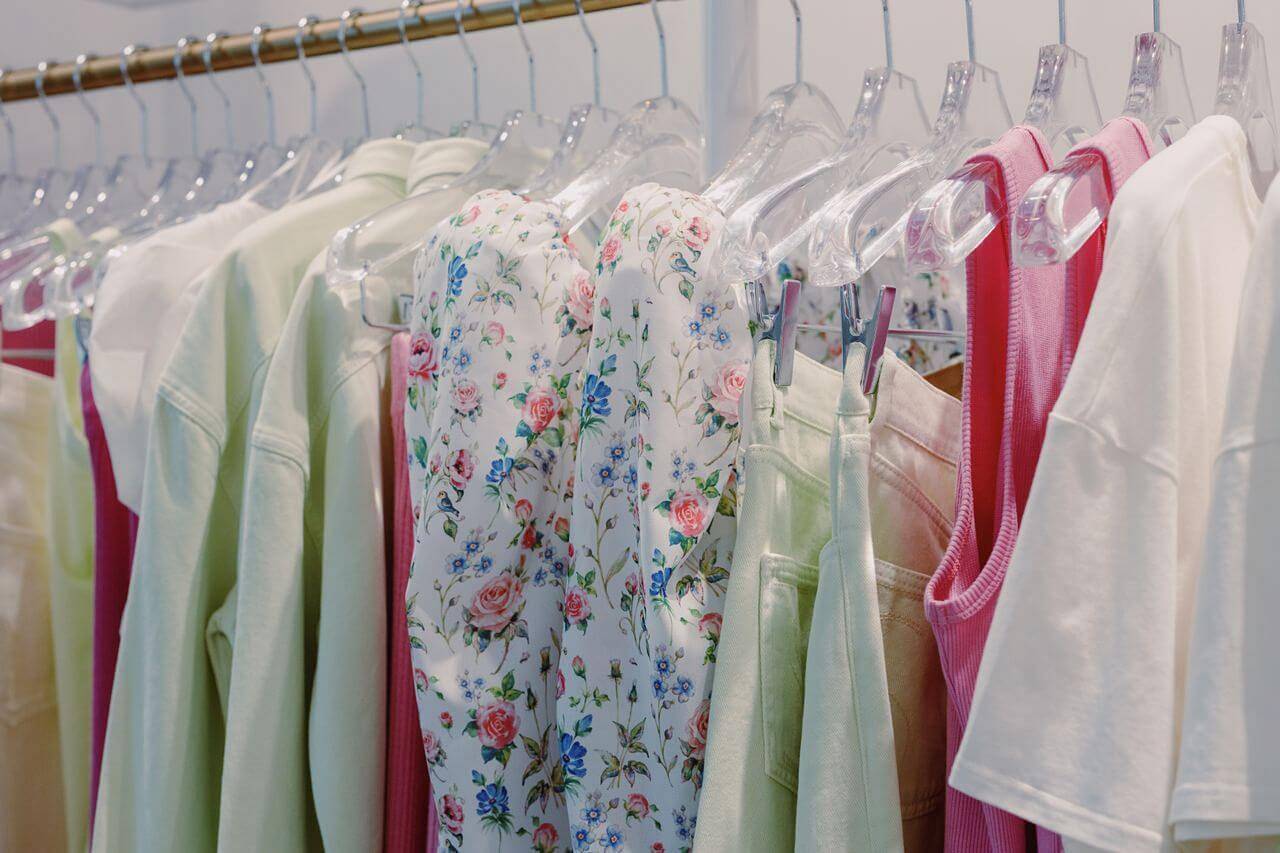 Ghidul tău pentru garderoba capsulă de vară – cum să combini eleganța, confortul și sustenabilitatea